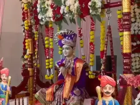 ગઢડા ગોપીનાથજી મંદિરે શ્રાવણ માસમાં હિંડોળા દર્શન શરૂ:ભગવાન ગોપીનાથજીને દરરોજ વિવિધ હિંડોળામાં બિરાજમાન કરાય છે